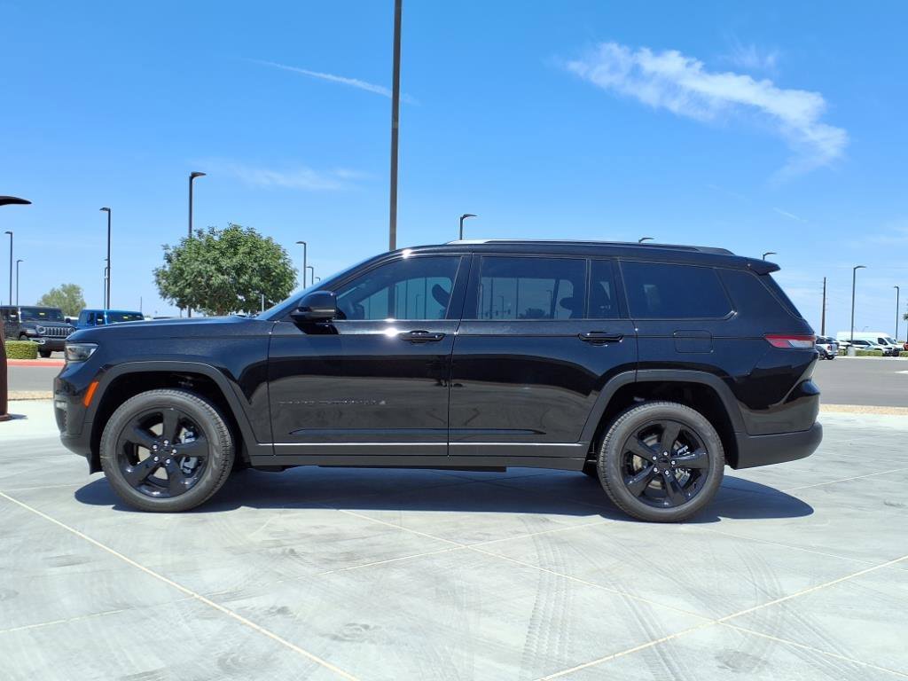 New 2025 Diamond Black Crystal Pearl-Coat Exterior Paint Jeep Limited image 3