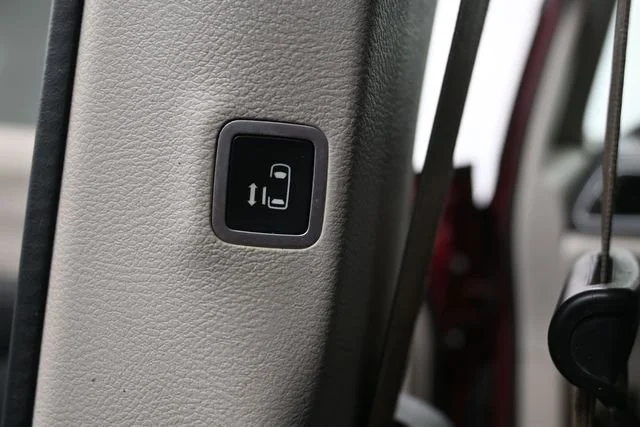 Used 2018 Velvet Red Pearlcoat Chrysler Limited image 20