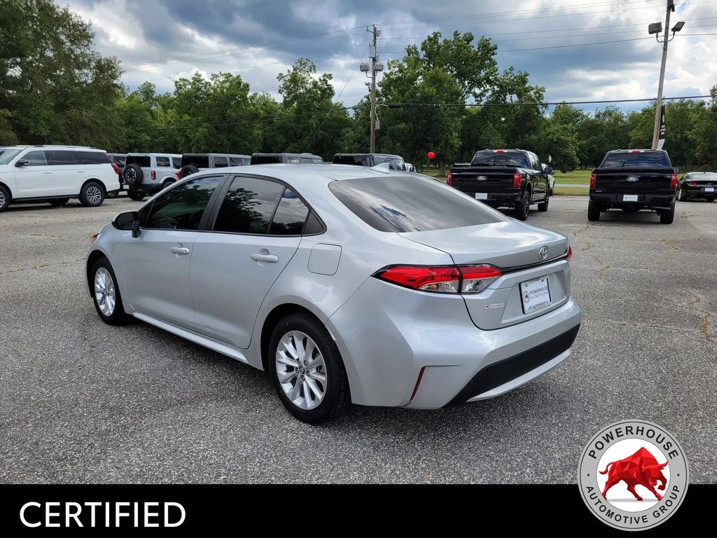 Used 2022 Silver Toyota LE image 4