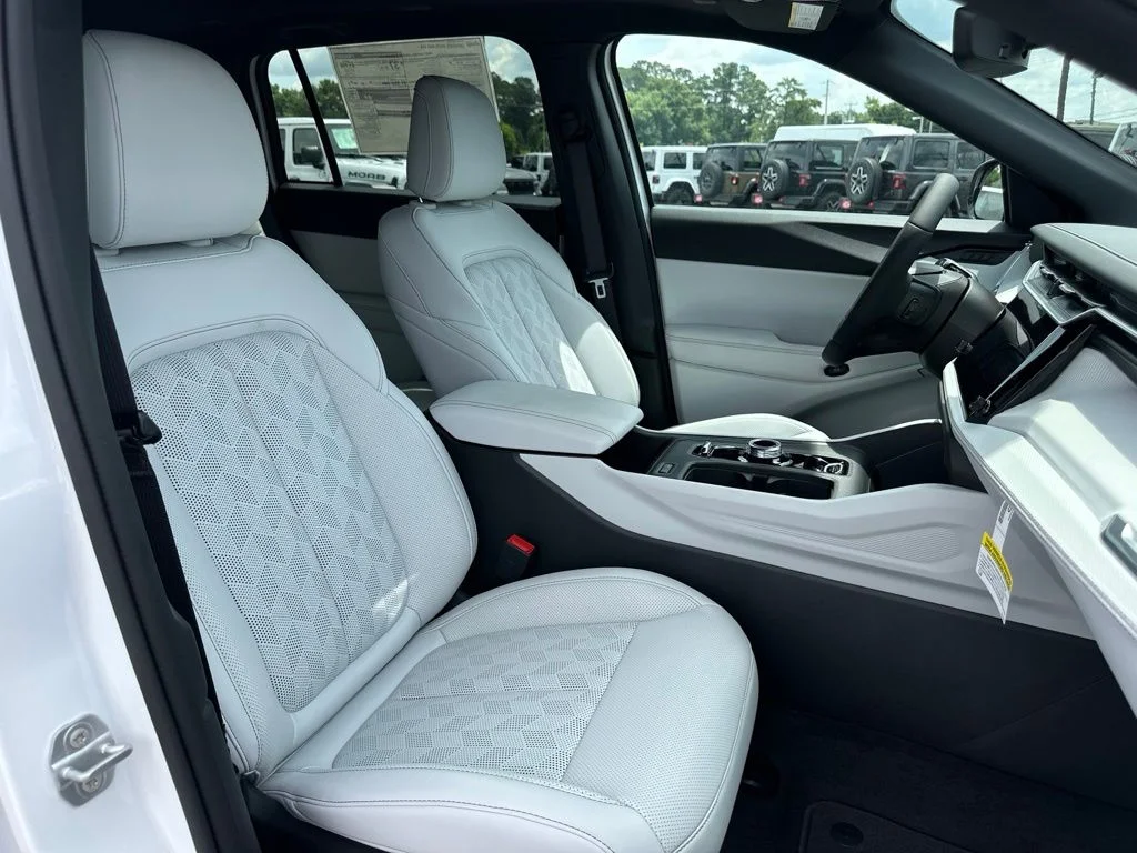 New 2026 Bright White Clear-Coat Exterior Paint Jeep Overland image 22