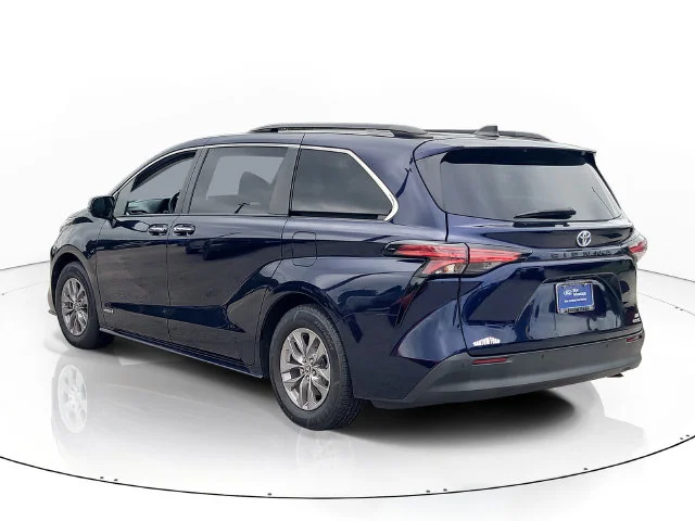Certified Used 2021  Toyota XLE image 7