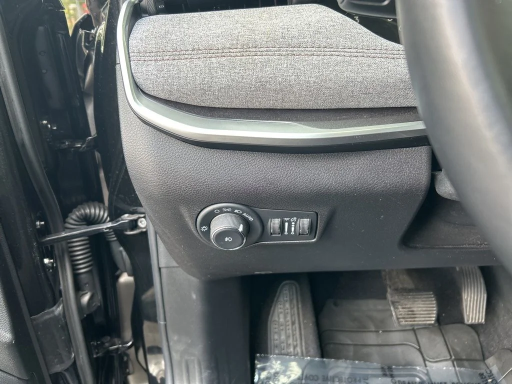 Used 2022 Black Jeep Latitude Lux image 26