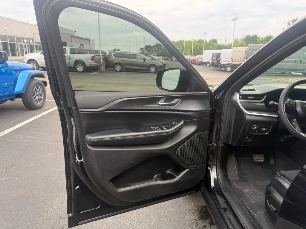 Used 2024 Black Jeep Altitude X image 10