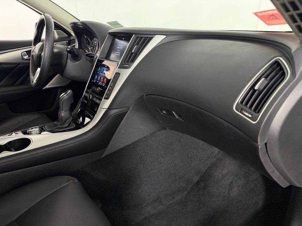 Used 2023 White INFINITI LUXE image 31