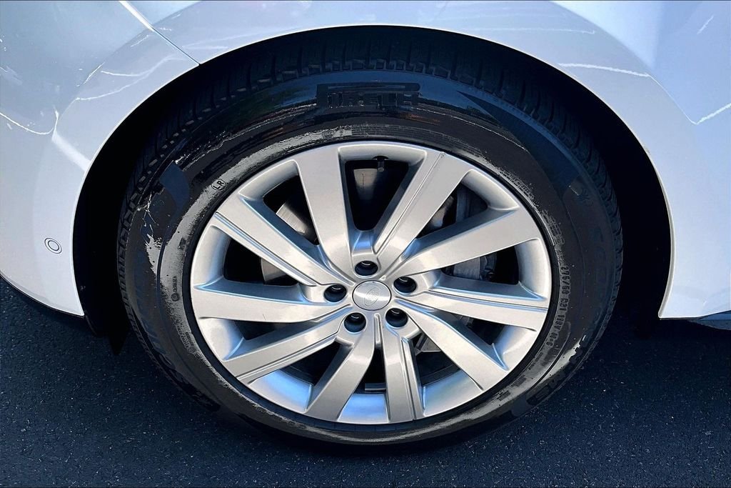 Used 2025 White Land Rover SE image 8