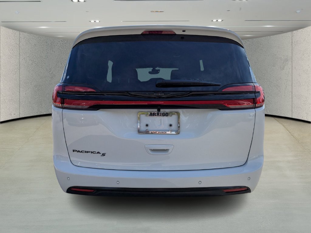 New 2026 Bright White Clear-Coat Exterior Paint Chrysler Select image 6