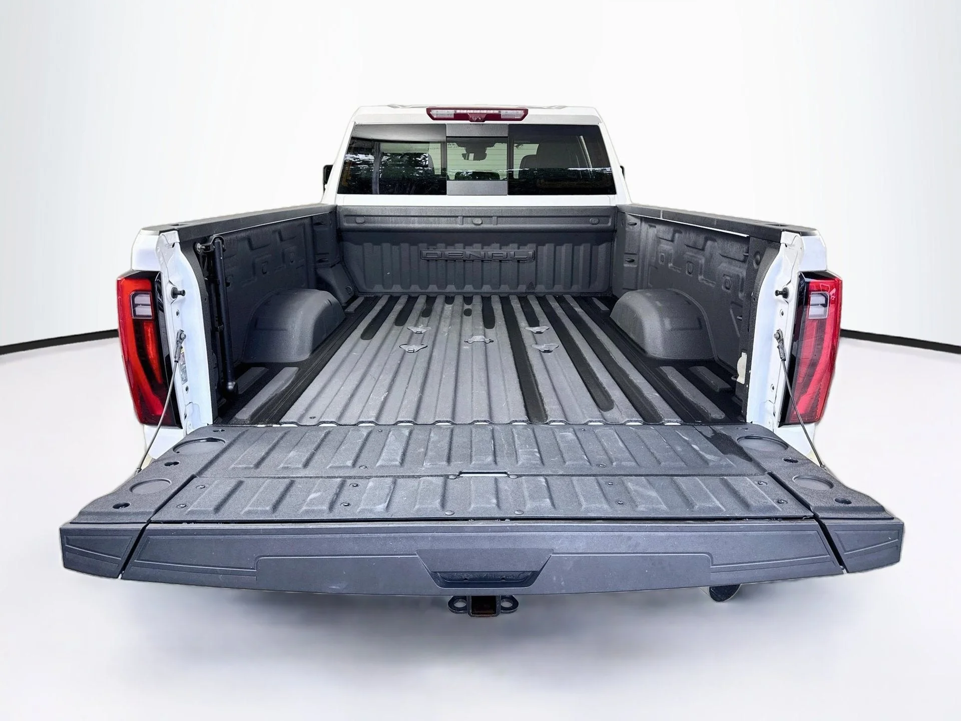Used 2024 White Frost Tricoat GMC Denali image 27
