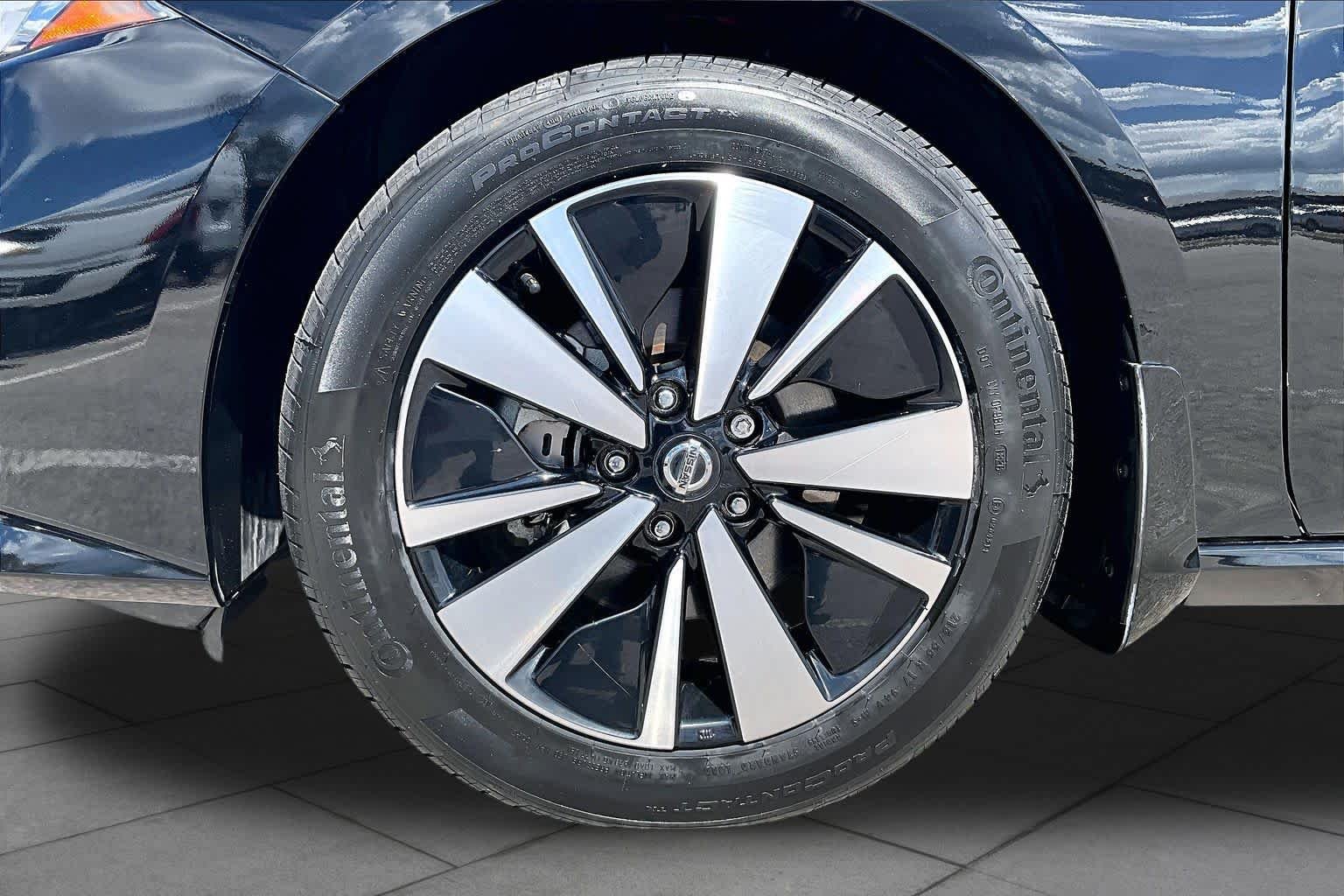 Used 2022 Super Black Nissan 2.5 SV image 11