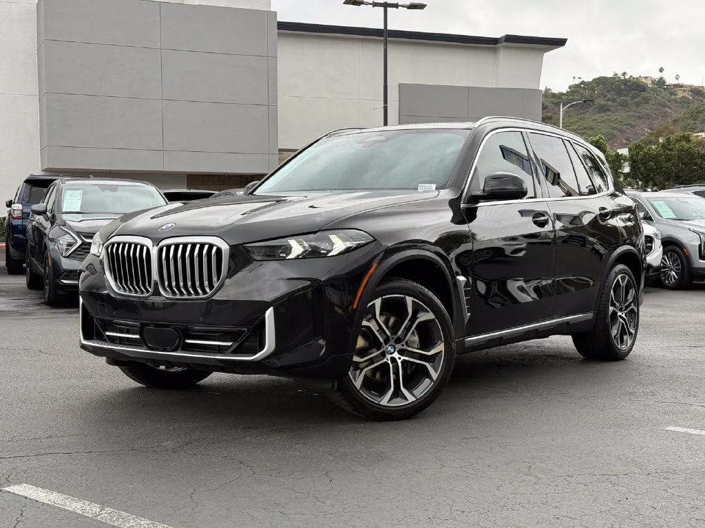 Used 2024  BMW sDrive40i image 2