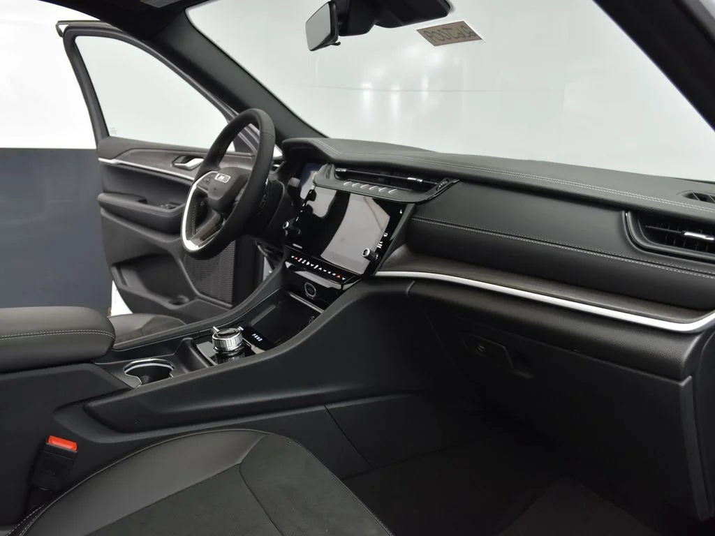 New 2026 White Jeep Altitude image 34