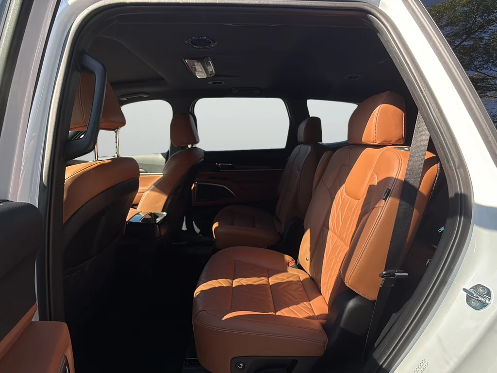 Used 2025 White Kia EX X-Line image 27