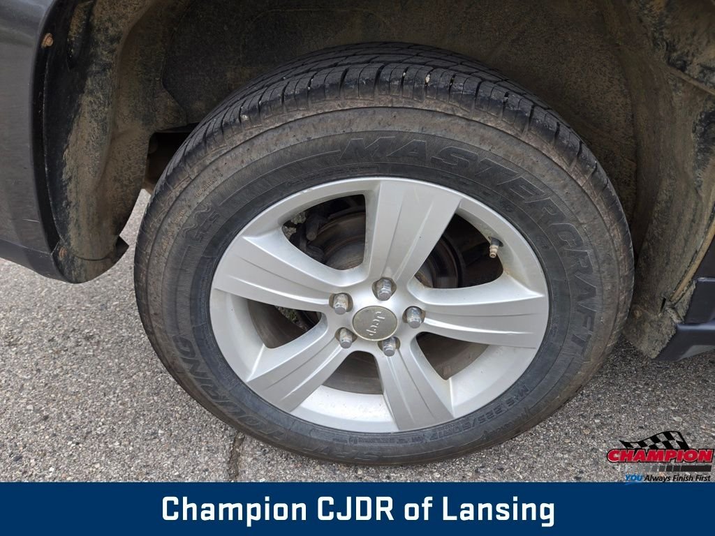 Used 2014 Granite Crystal Metallic Clearcoat Jeep Latitude image 13