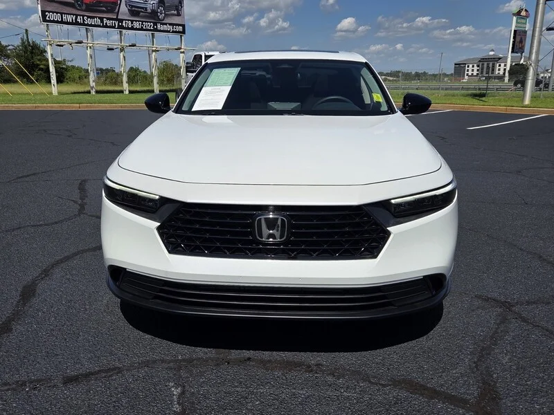 Used 2025 Platinum White Pearl Honda SE image 2