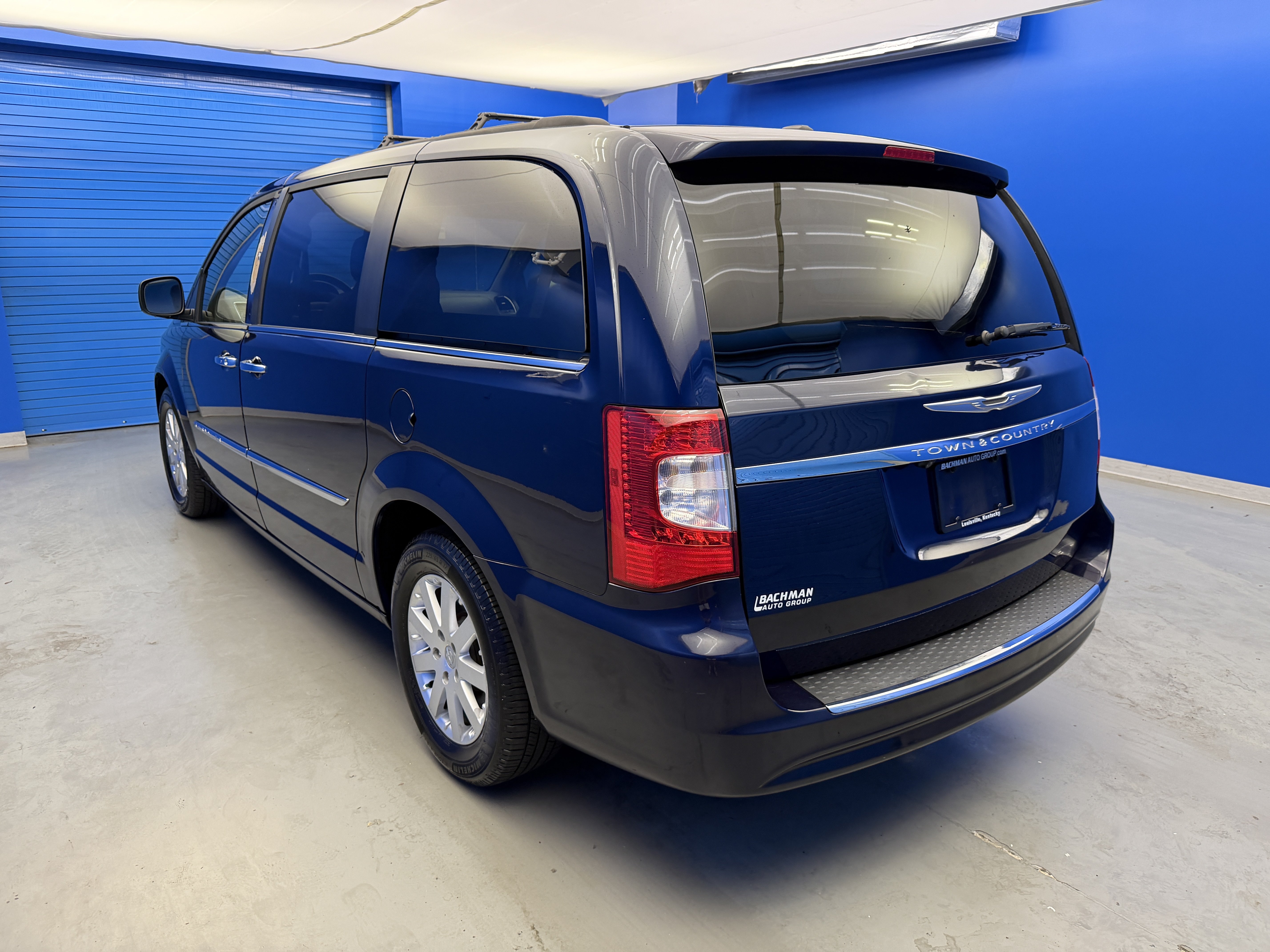 Used 2015 True Blue Pearlcoat Chrysler Touring image 5
