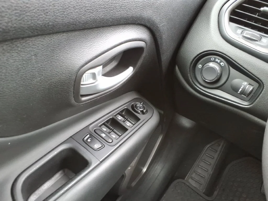 Used 2023 White Jeep Latitude image 19