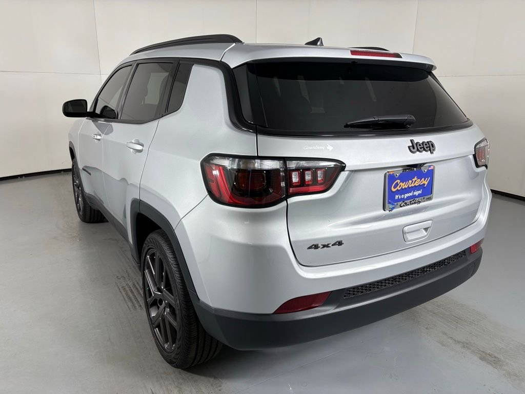 New 2026 Silver Zynith Metallic Clearcoat Jeep Latitude image 6
