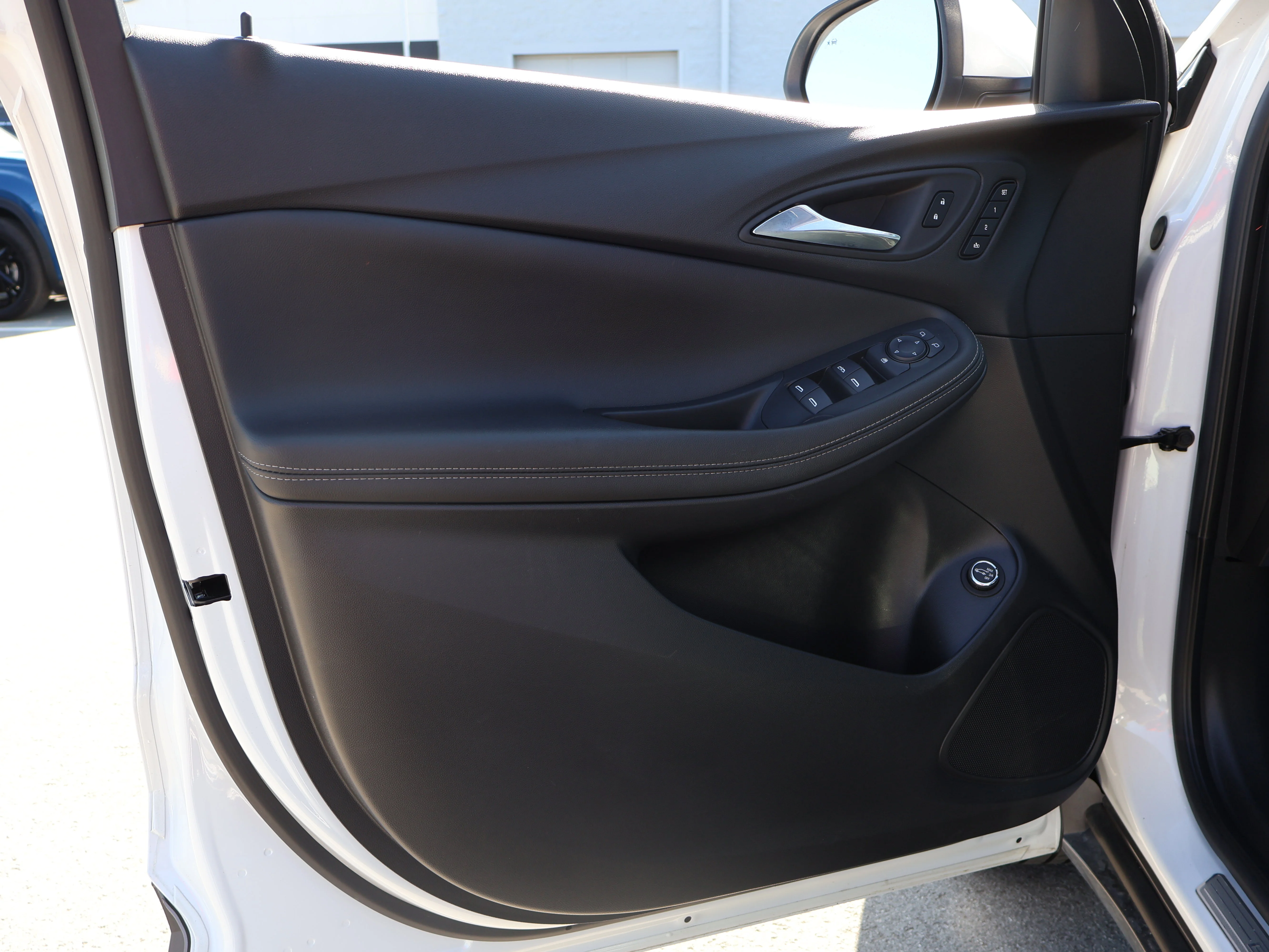 Used 2023 White Frost Tricoat Buick Essence image 42