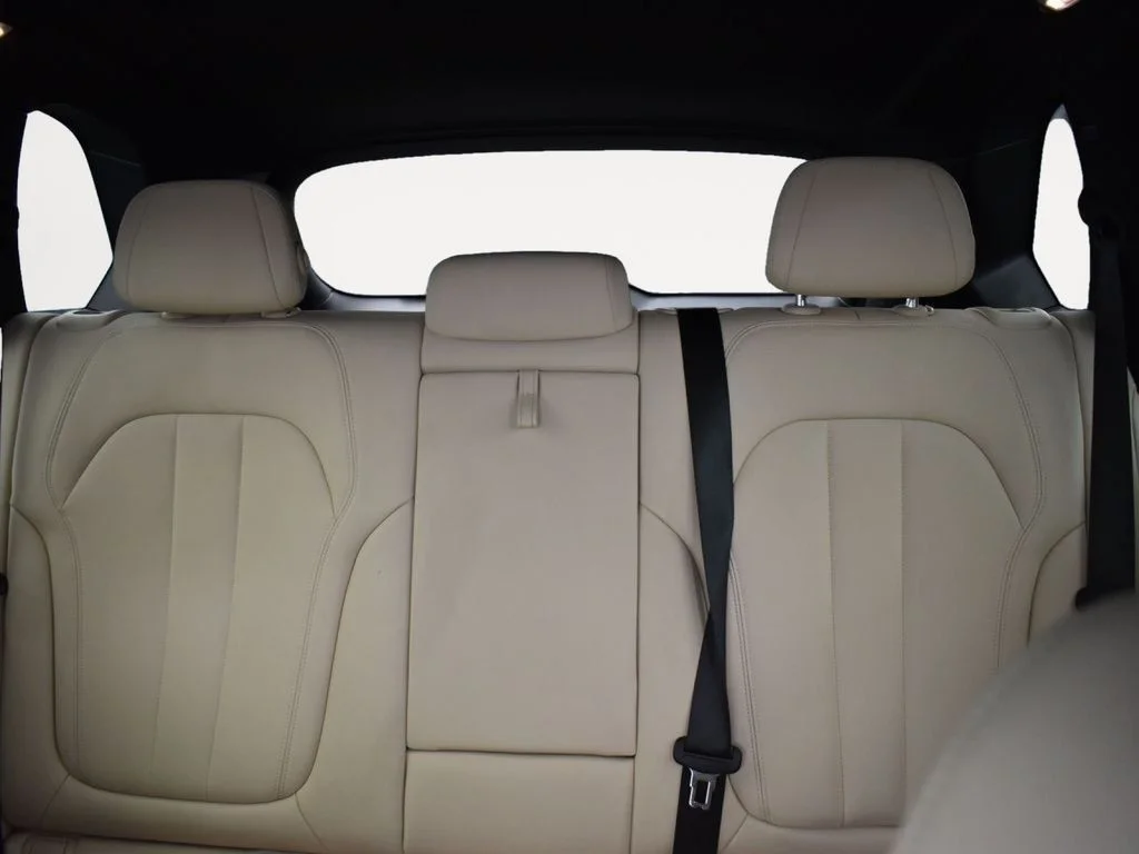Used 2022 White BMW sDrive40i image 22