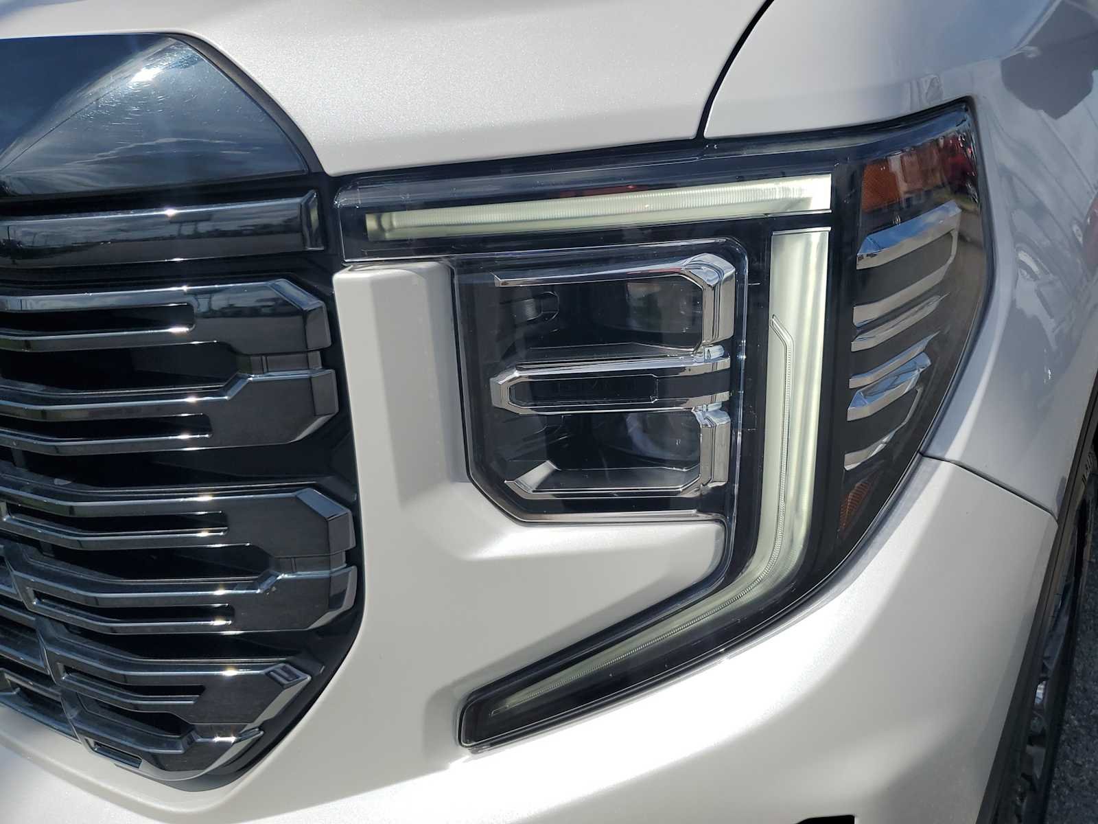Used 2023 White Frost Tricoat GMC Denali Ultimate image 10