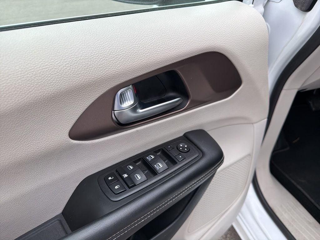 Used 2023 White Chrysler LX image 9