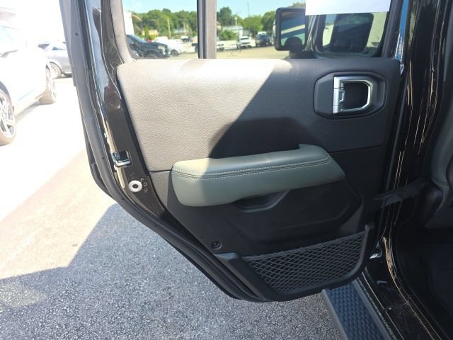 Used 2024 Black Clearcoat Jeep High Altitude image 28