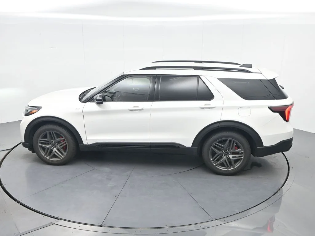 New 2026 Star White Metallic Tri-Coat Ford ST-Line image 32