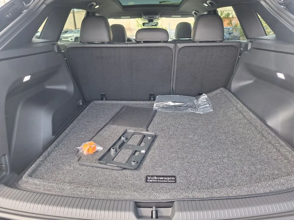 New 2026 Black Volkswagen 2.0T SE w/Technology image 28
