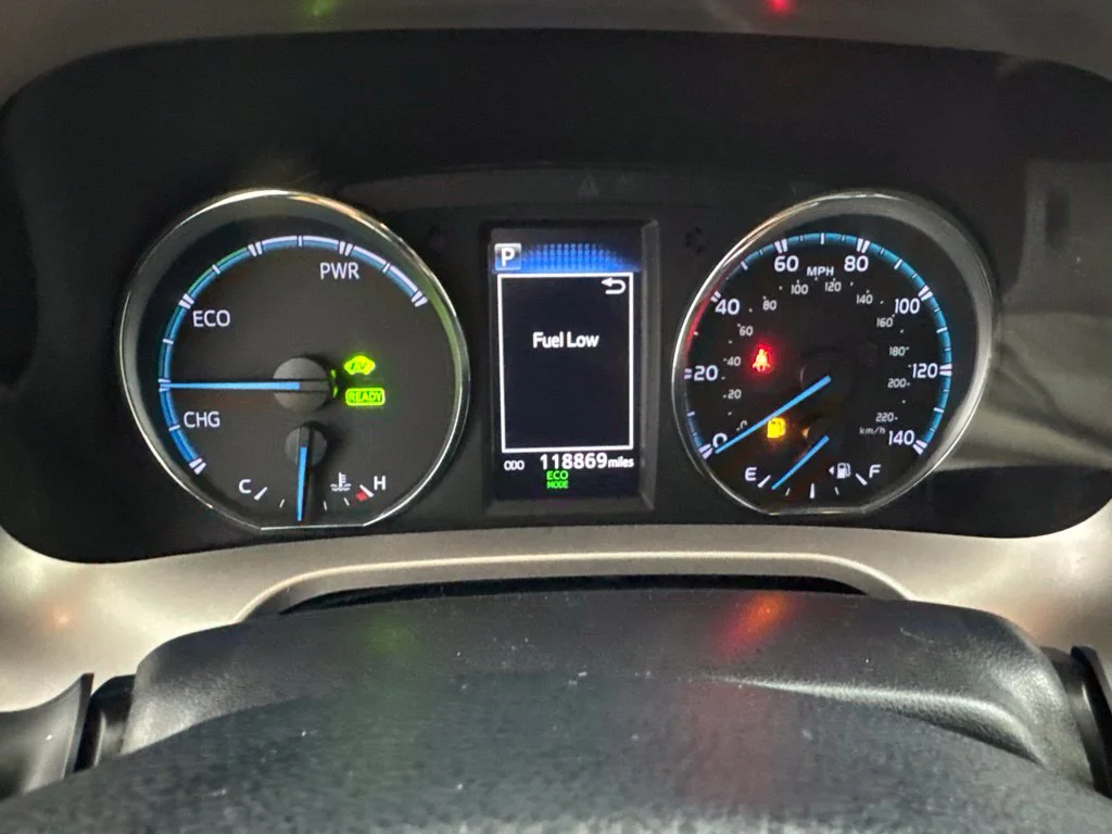 Used 2018 White Toyota LE image 38