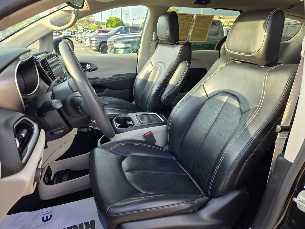 Used 2023 Black Chrysler Touring L image 15