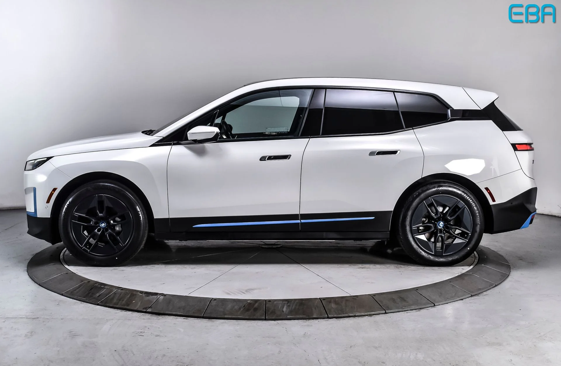 Used 2023 Alpine White BMW xDrive50 image 3