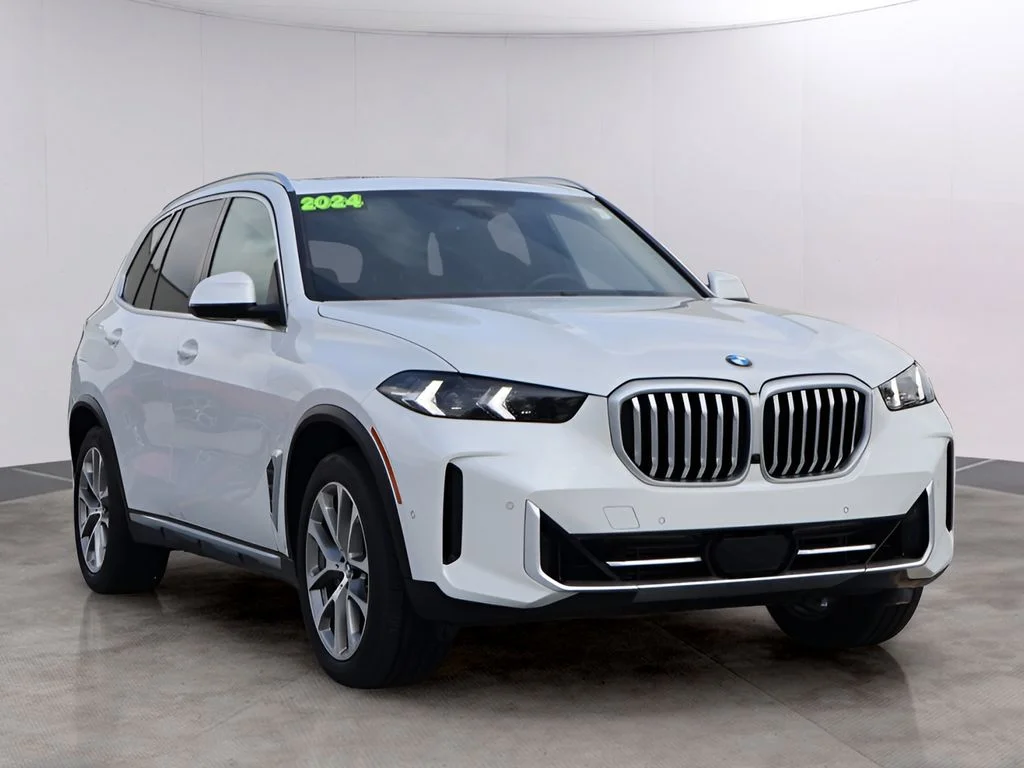 Used 2024 Mineral White Metallic BMW xDrive40i image 3