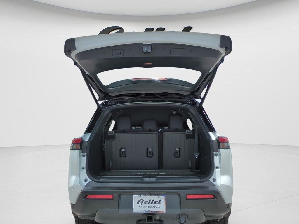 New 2026 Everest White Pearl TriCoat / Super Black Two-tone Nissan Rock Creek® image 10