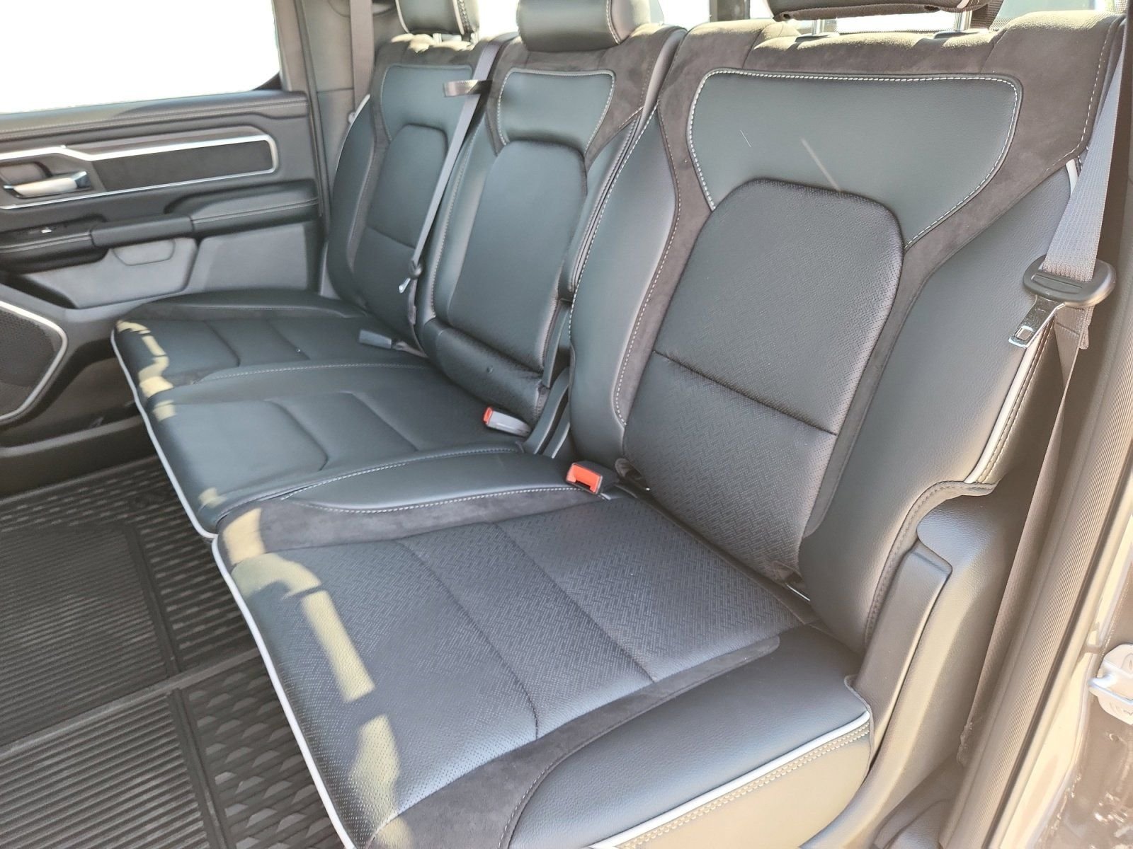 New 2026 Granite Crystal Metallic Clear-Coat Exterior Paint RAM Laramie image 23