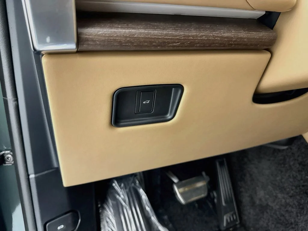 New 2027 Belgravia Green Land Rover SE image 10