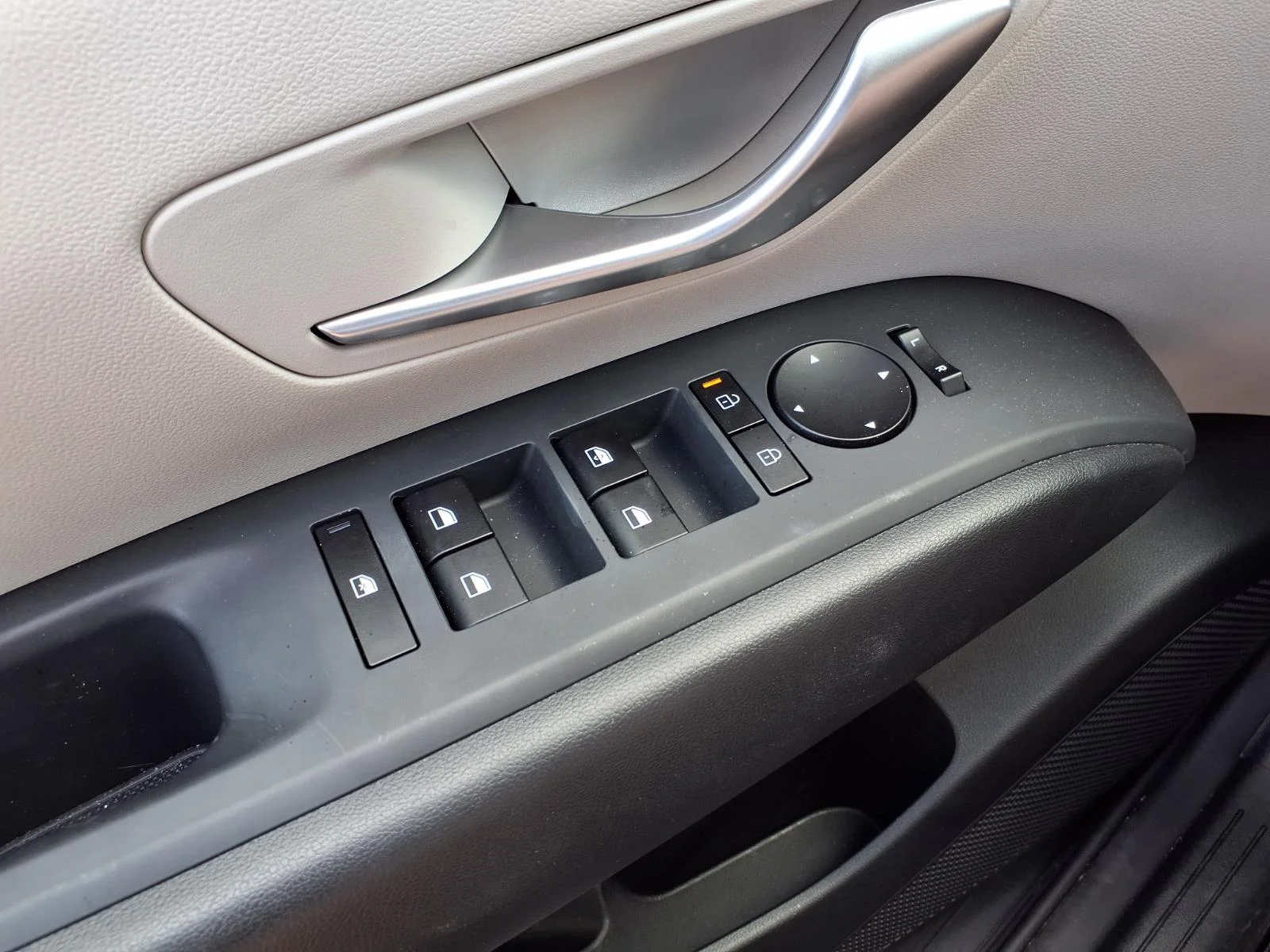 Certified Used 2025 Green Hyundai SE image 11