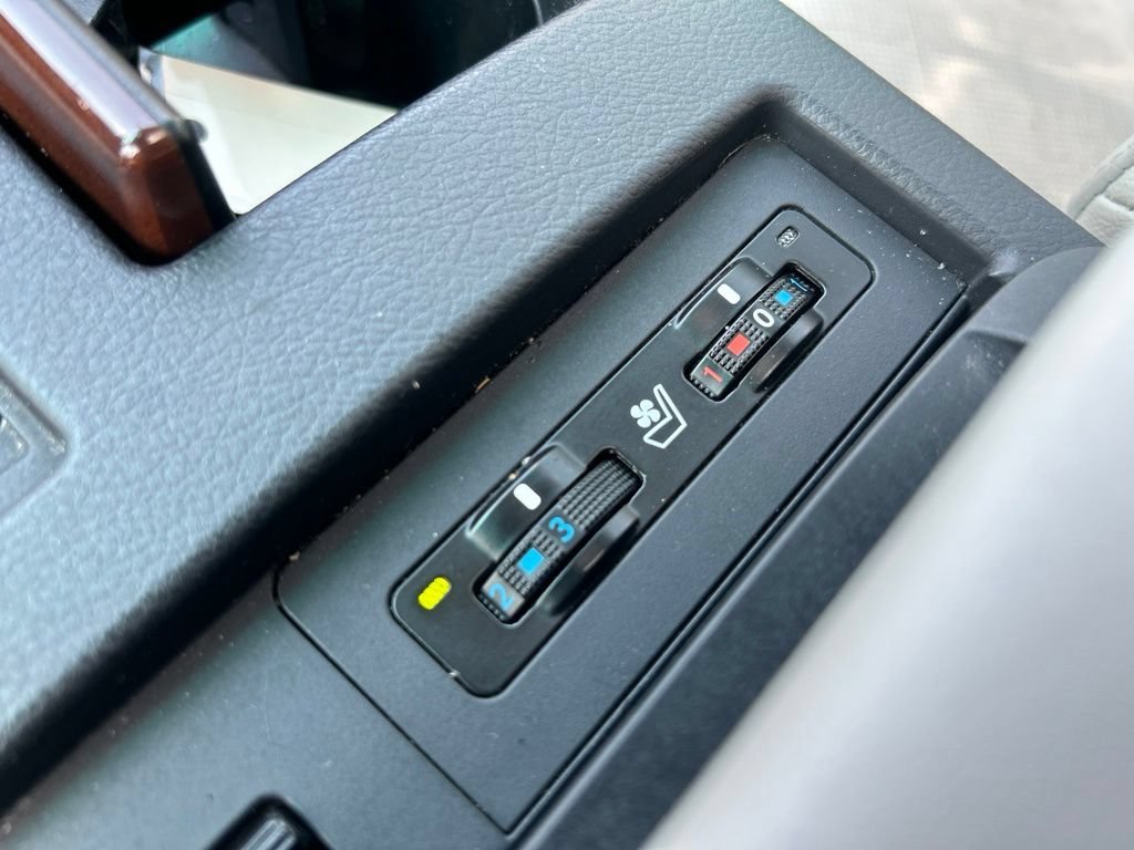 Used 2011 White Lexus  image 31