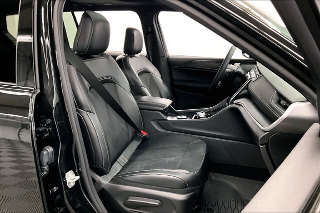 Used 2025 Diamond Black Crystal Pearlcoat Jeep Altitude X image 8