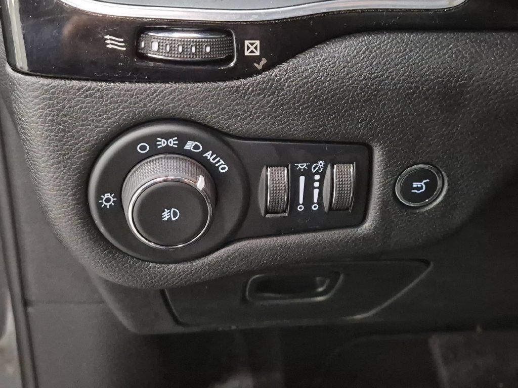 Used 2023 Gray Jeep Altitude image 14