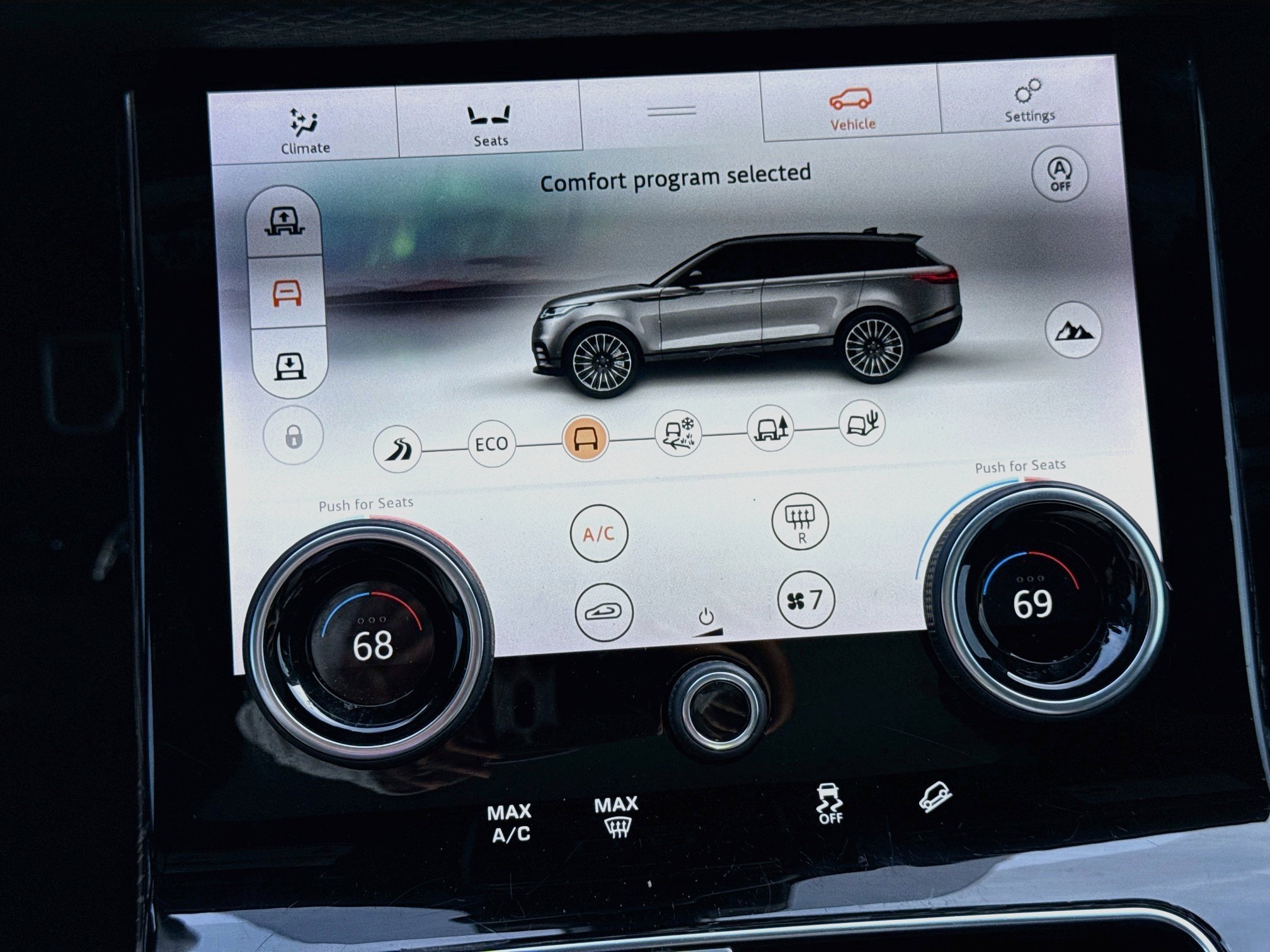 Used 2019 White Land Rover R-Dynamic SE image 33