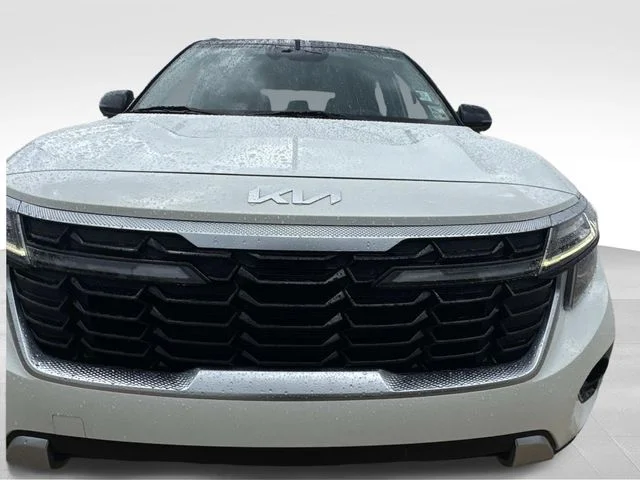 Used 2025 White Kia S image 3