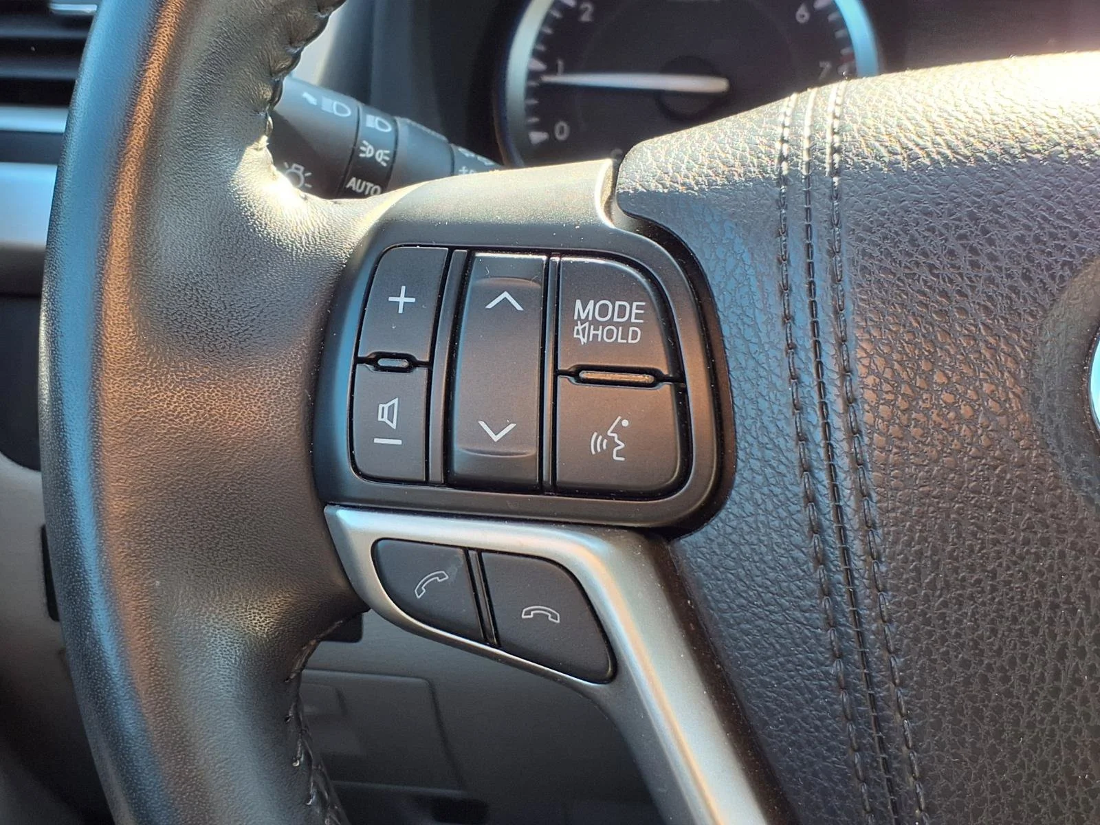 Certified Used 2018 Predawn Gray Mica Toyota XLE image 15