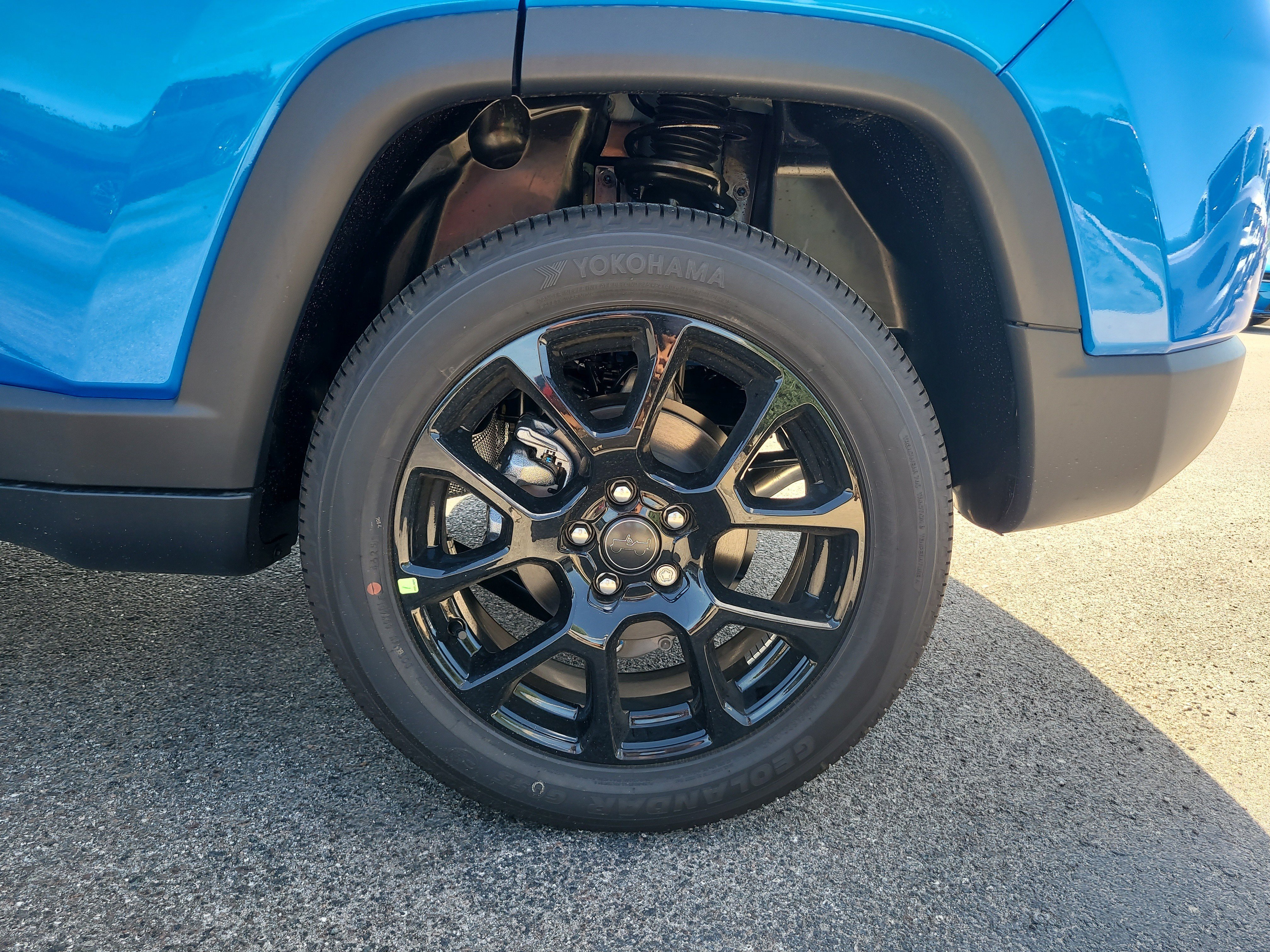 New 2026 Hydro Blue Pearl-Coat Exterior Paint Jeep Latitude Altitude image 9