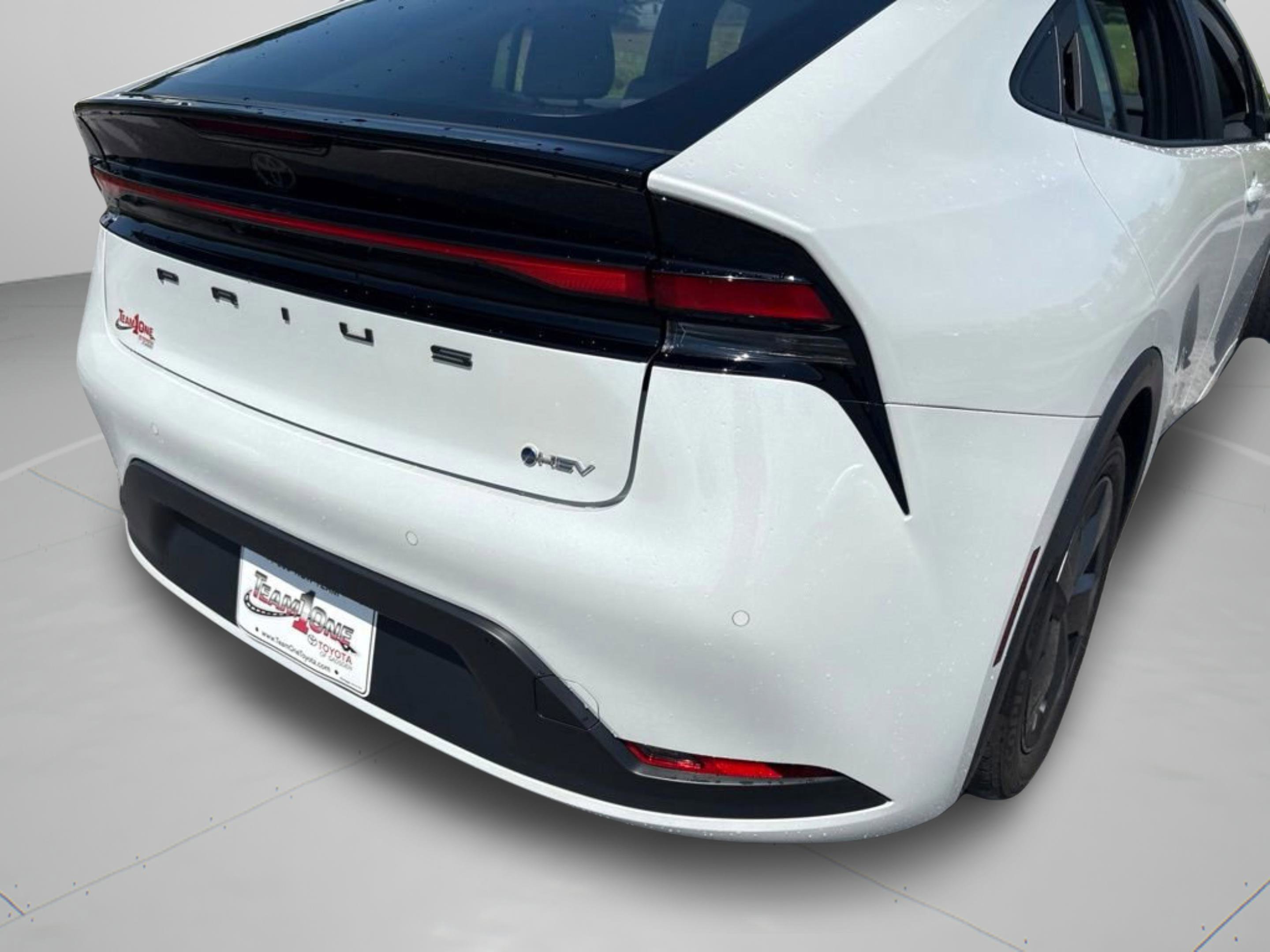 Used 2025 Pearl Toyota LE image 29