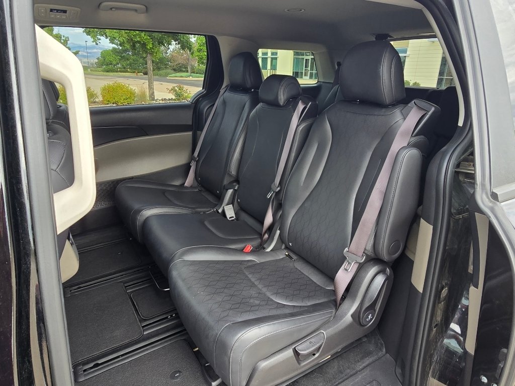 Used 2025 Aurora Black Pearl Kia LXS image 15