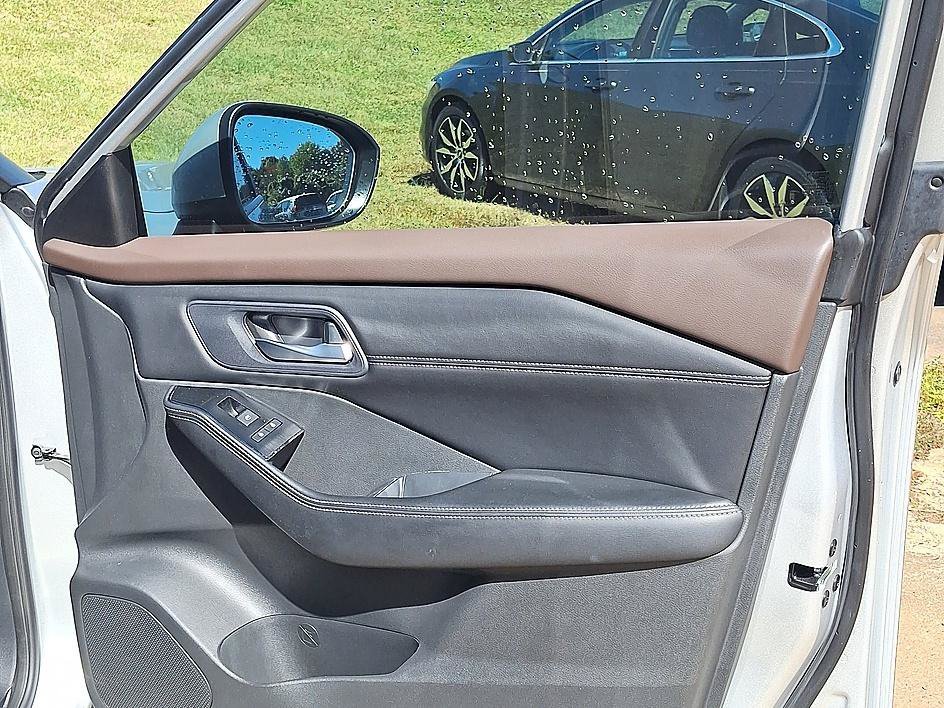 Used 2023 Brilliant Silver Metallic Nissan SV image 27