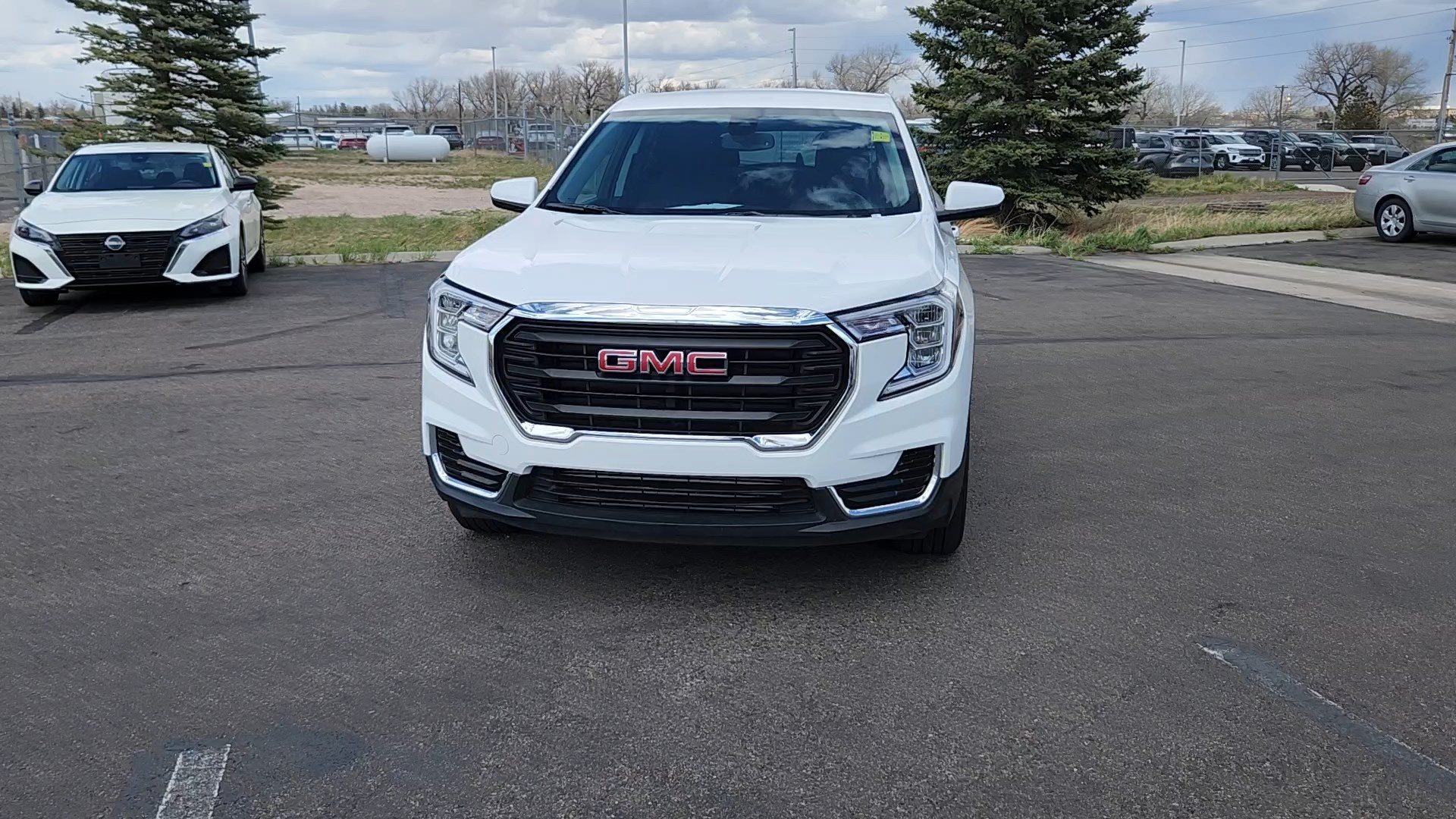 Used 2024 Summit White GMC SLE image 4