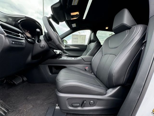 New 2027 2T RAD WHT INFINITI Sport AWD image 22