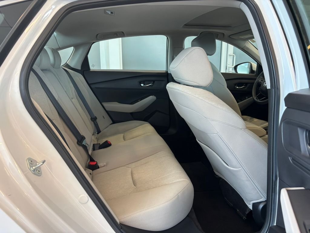 Used 2023 White Honda EX image 25