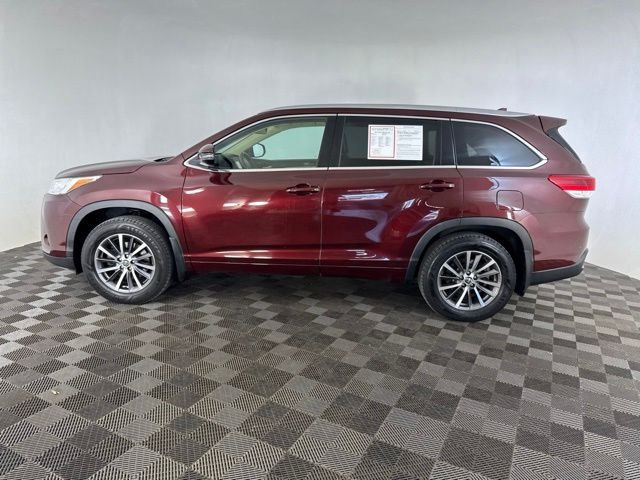 Used 2018 Red Toyota XLE image 9