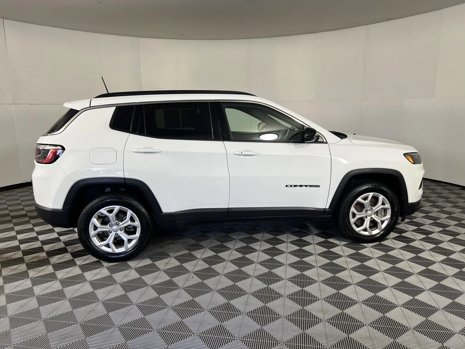 Used 2024 Bright White Clearcoat Jeep Latitude image 22